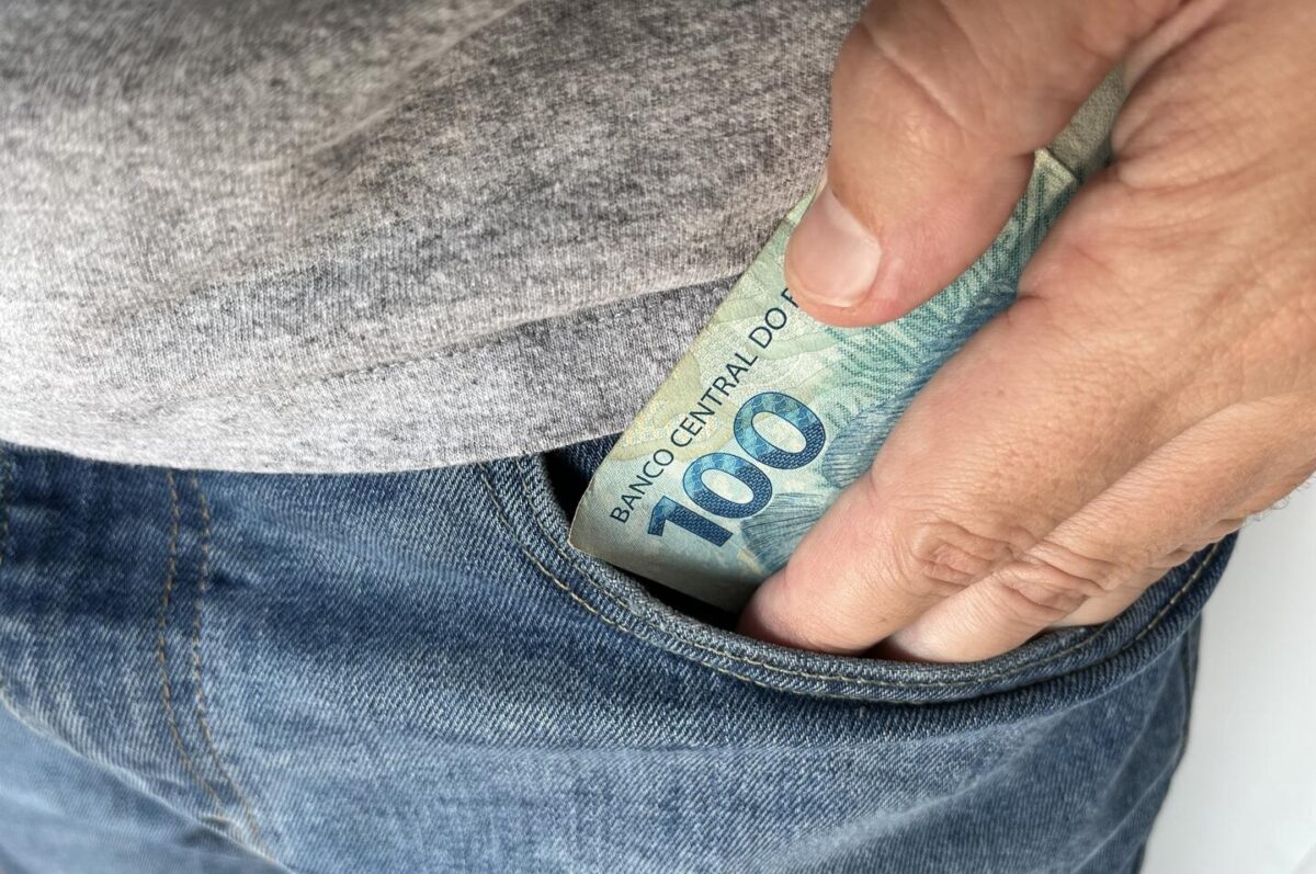 Dinheiro - Nota de R$ 100 reais