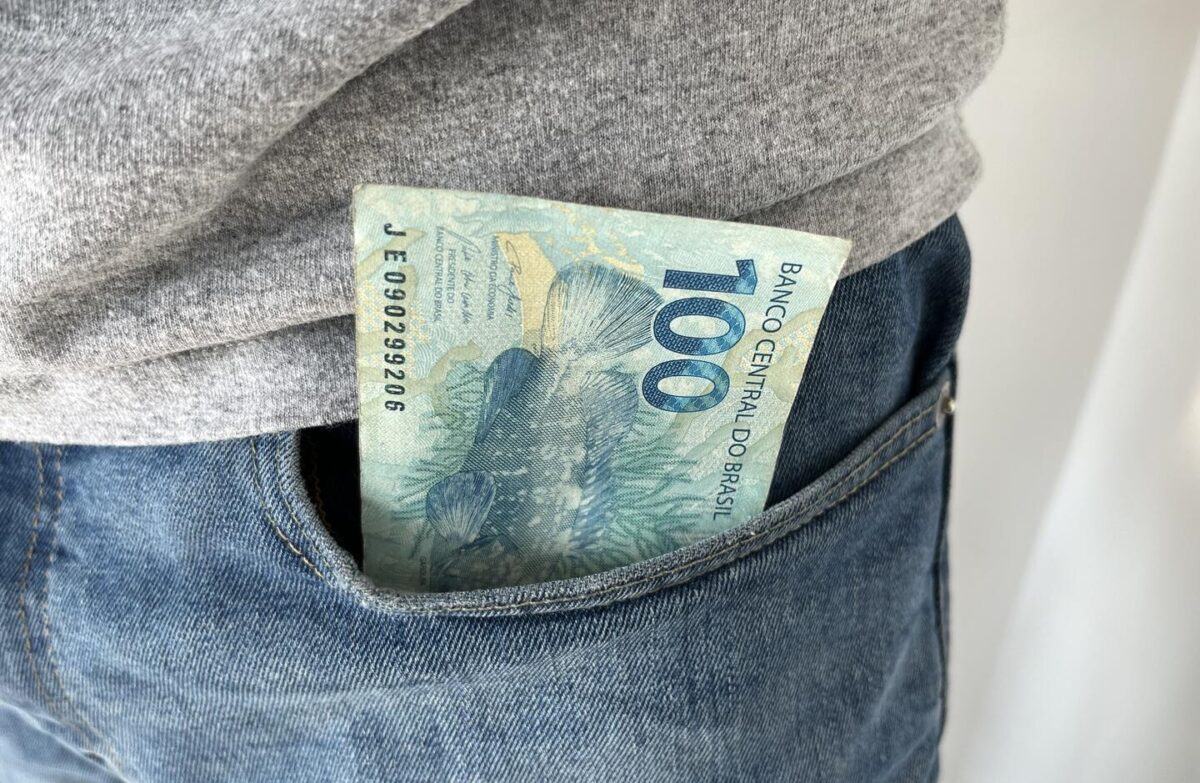Dinheiro - Nota de R$ 100 reais